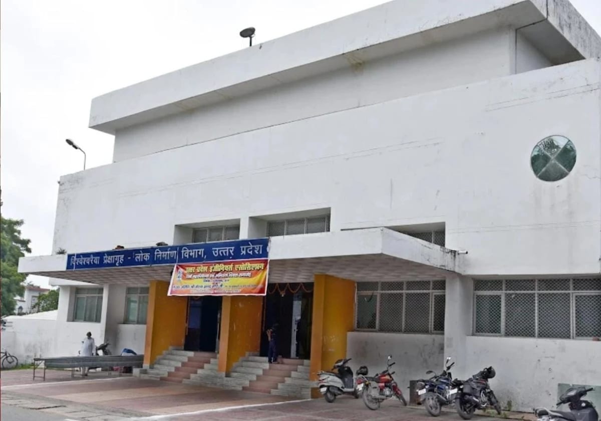 Exterior of Vishweshwaraiya Auditorium, PWD, Hazratganj, Lucknow.